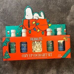 Peanuts Cozy Up Cocoa 5 pcs. Gift Set, 4 Hot Chocolate Mixes & Mini Marshmallows